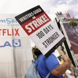 La grève des acteurs et scénaristes à Hollywood paralyse le secteur depuis plus de 100 jours.